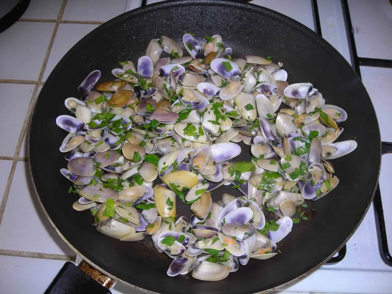 Tellines cuisin&eacute;es dans une po&ecirc;le, pr&ecirc;tes pour une d&eacute;licieuse recette.