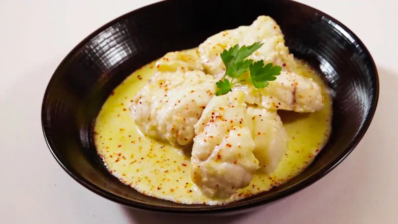 D&eacute;licieux morceaux de queue de lotte napp&eacute;s d'une sauce cr&eacute;meuse, saupoudr&eacute;s d'&eacute;pices et garnis d'une touche de persil frais.