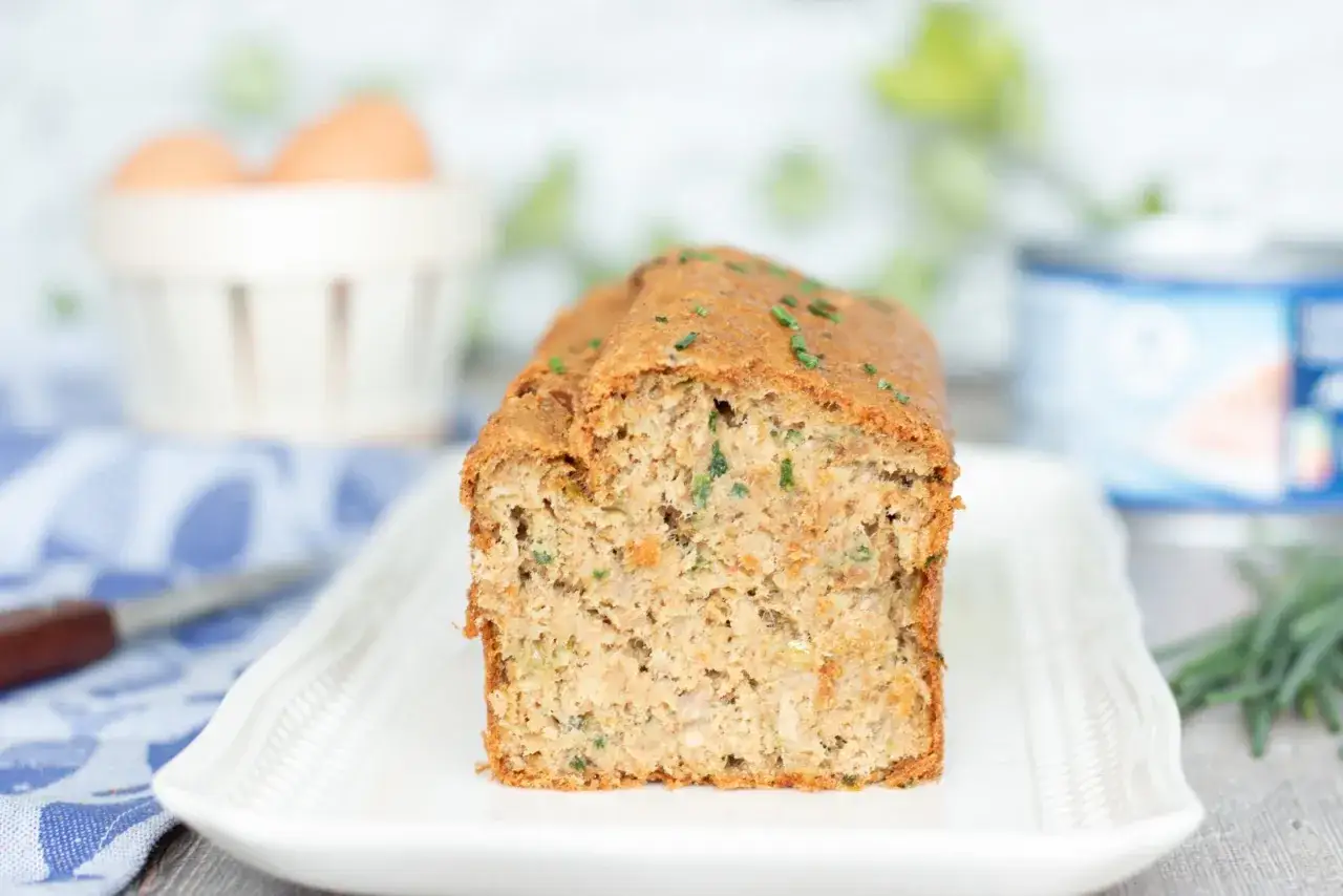 Tranche d'un cake au thon maison, garni de ciboulette fra&icirc;che. Parfait pour un repas l&eacute;ger ou un ap&eacute;ritif.