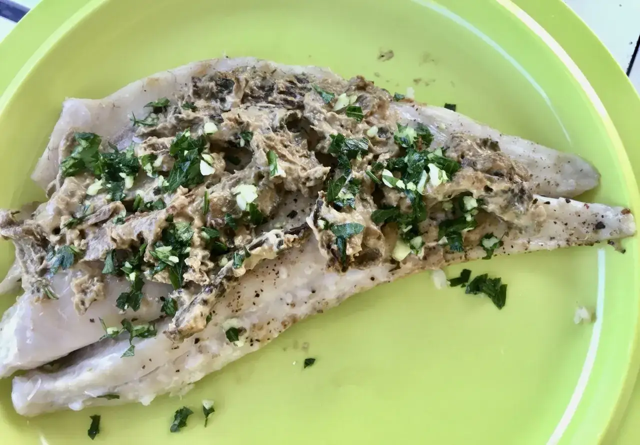 Filet de maigre au four, garni d'une sauce cr&eacute;meuse aux champignons et persil frais. Parfait pour un repas rapide, le temps de cuisson est id&eacute;al.