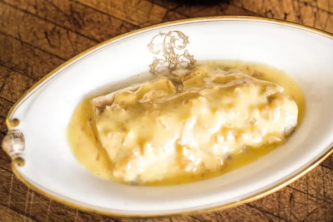 Un d&eacute;licieux poisson napp&eacute; d'une onctueuse sauce beurre blanc, servi dans une assiette &eacute;l&eacute;gante.