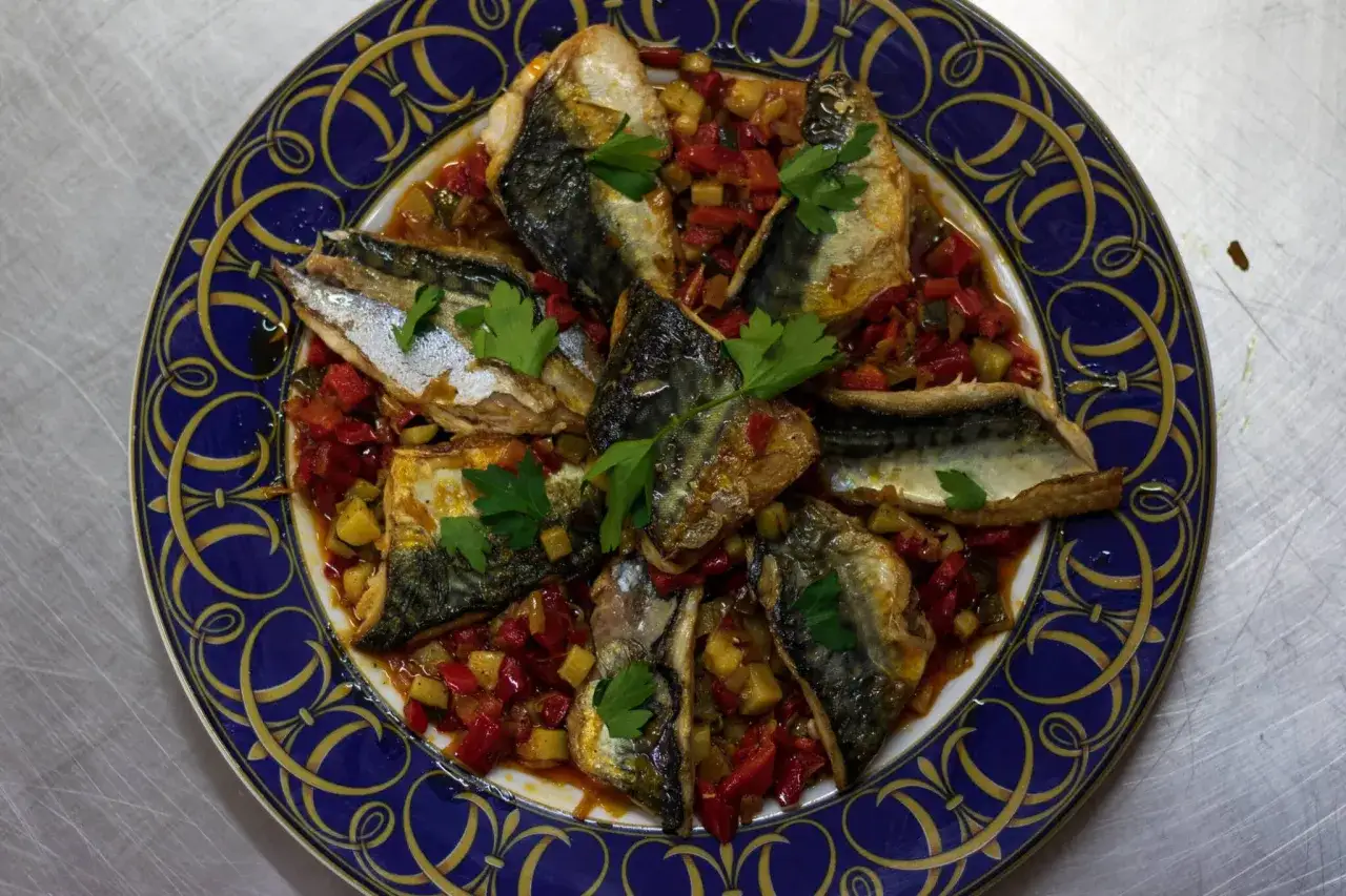 Assiette de maquereau marin&eacute;, aux poivrons rouges et courgettes, garnie de persil frais. Un d&eacute;lice !