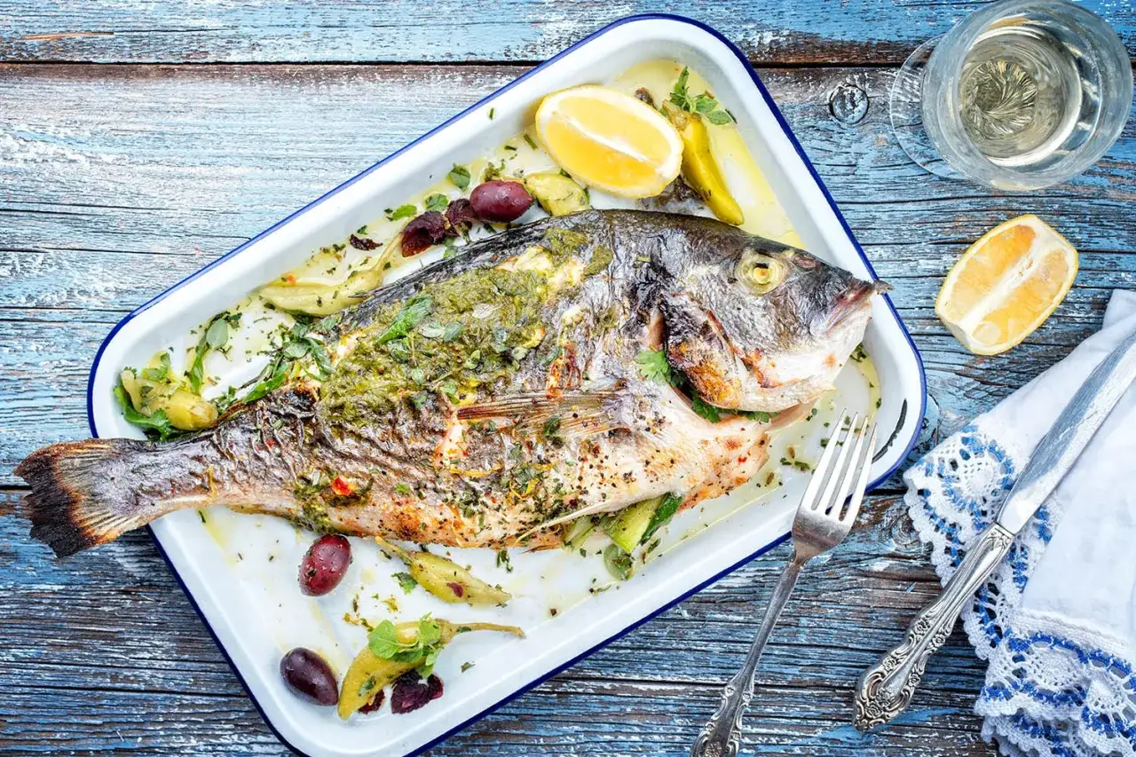Dorade enti&egrave;re au barbecue, assaisonn&eacute;e d'herbes et de citron. Le temps de cuisson est parfait pour un repas savoureux.
