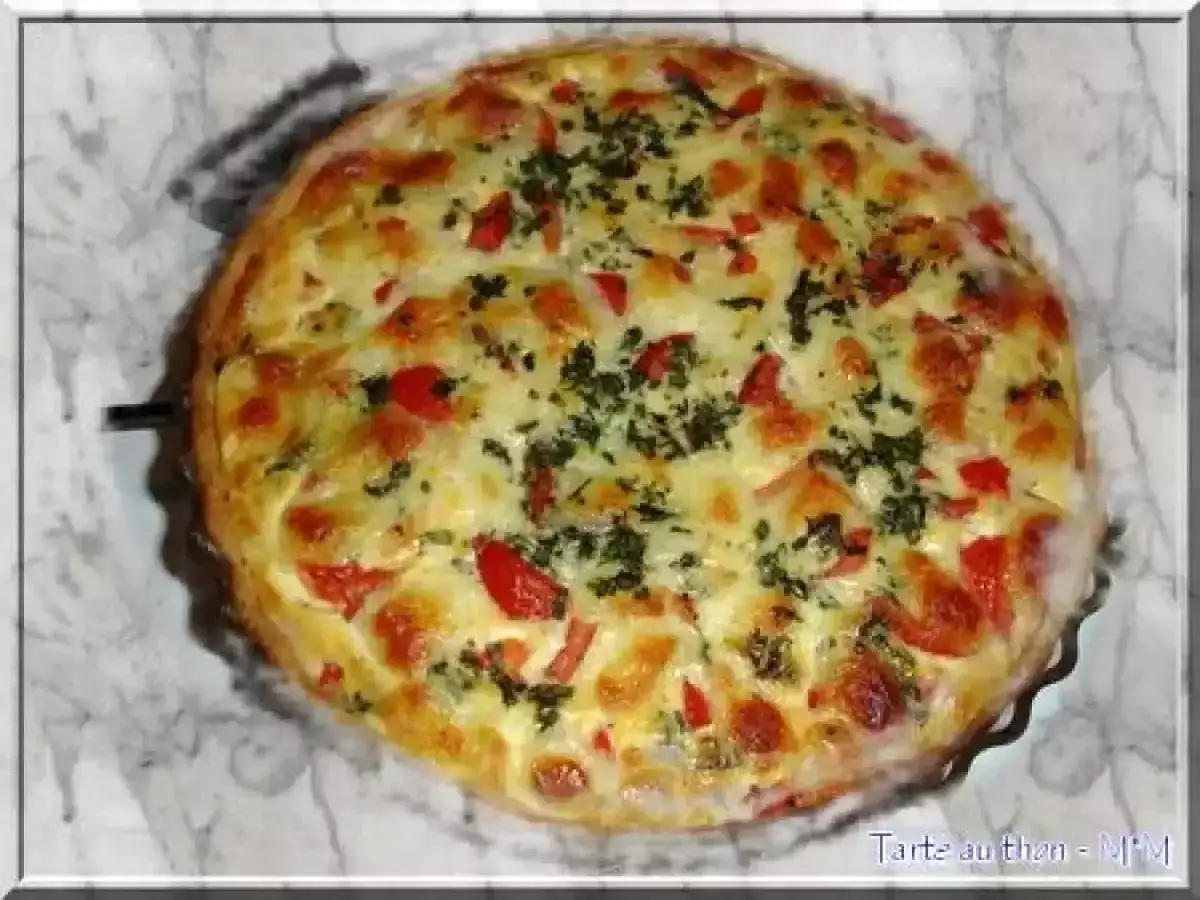 Tarte au thon dor&eacute;e et app&eacute;tissante, parfaite pour une recette tarte au thon facile et rapide. Garnie de d&eacute;s de tomates et d'herbes.