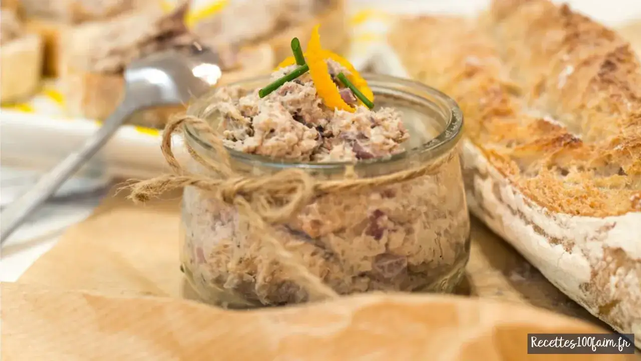 Un pot de rillettes de sardines, garni d'une touche d'agrume et de ciboulette, &agrave; d&eacute;guster avec une baguette croustillante.
