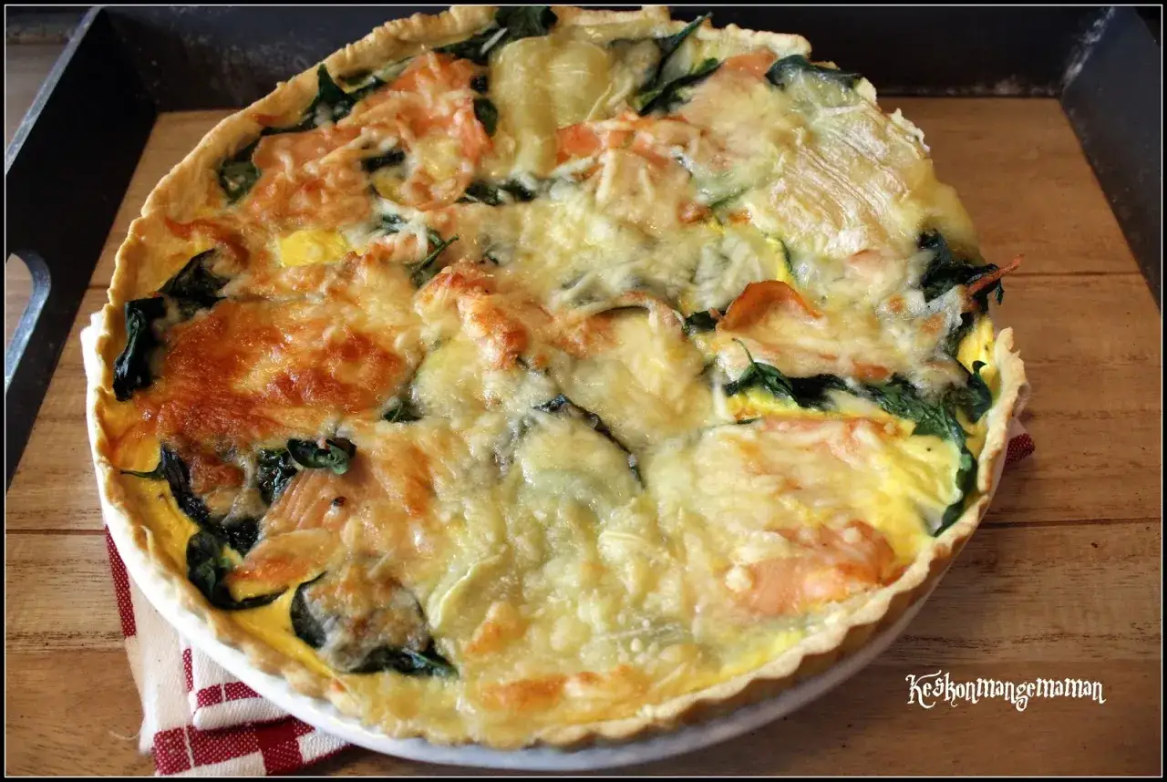 Une d&eacute;licieuse quiche au saumon fum&eacute;, garnie d'&eacute;pinards et de fromage fondant, pr&ecirc;te &agrave; &ecirc;tre d&eacute;gust&eacute;e.
