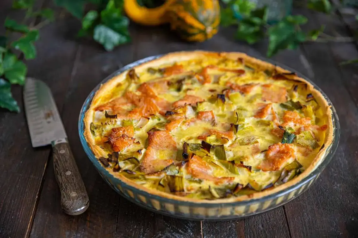 Une d&eacute;licieuse tarte poireaux saumon fum&eacute;, pr&ecirc;te &agrave; &ecirc;tre d&eacute;gust&eacute;e, avec une cro&ucirc;te dor&eacute;e et une garniture g&eacute;n&eacute;reuse.