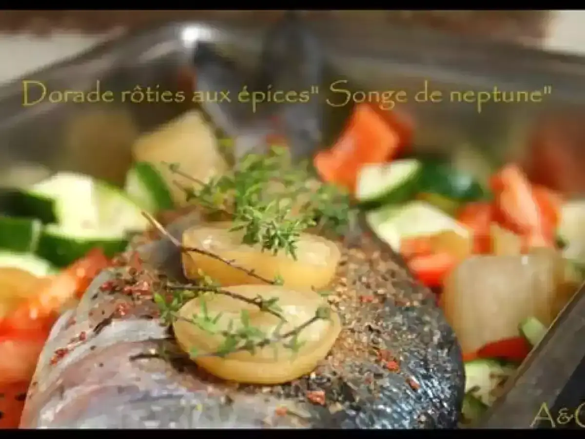 Dorade r&ocirc;tie au four, par&eacute;e de rondelles de citron et de thym, entour&eacute;e de l&eacute;gumes color&eacute;s. Un plat savoureux pr&ecirc;t &agrave; &ecirc;tre d&eacute;gust&eacute;.