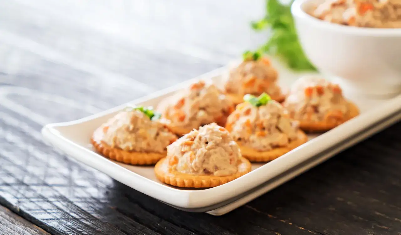 Petits toasts garnis de rillettes de saumon, parfaits pour un ap&eacute;ritif savoureux.