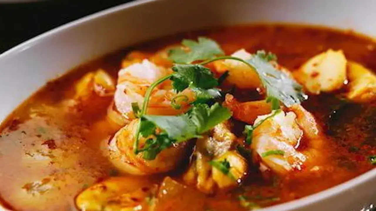Un savoureux navarin de la mer, riche en crevettes et moules, baignant dans un bouillon parfum&eacute; et garni de coriandre fra&icirc;che.