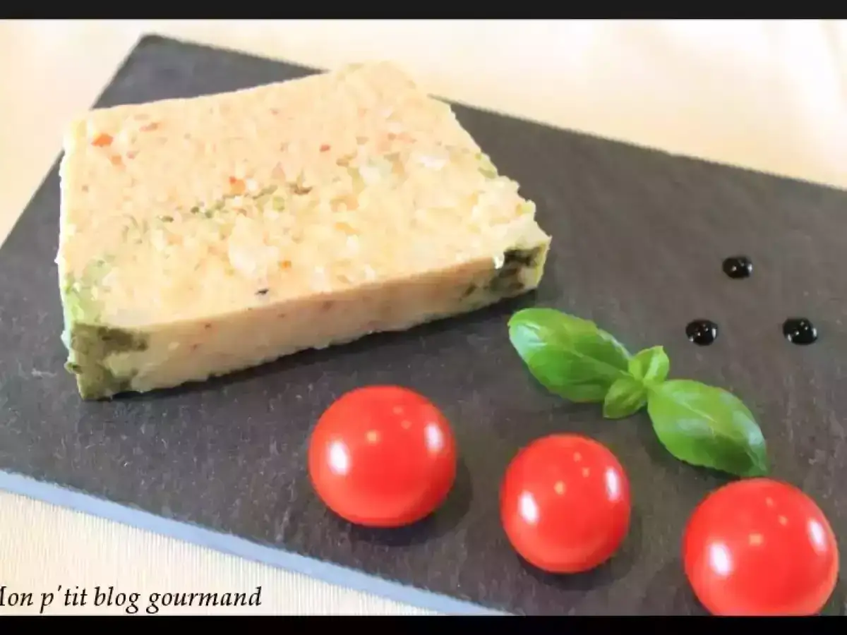 Tranche de terrine de poisson, garnie de tomates cerises, de basilic et de quelques gouttes de sauce. Un d&eacute;lice pour les yeux et les papilles.