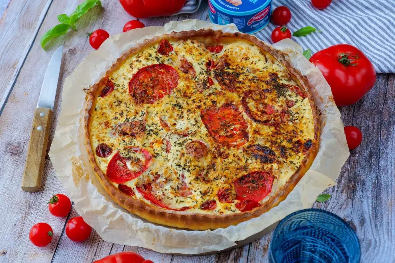 Une d&eacute;licieuse quiche thon tomate moutarde, garnie de tomates fra&icirc;ches et d'herbes, pr&ecirc;te &agrave; &ecirc;tre d&eacute;gust&eacute;e.