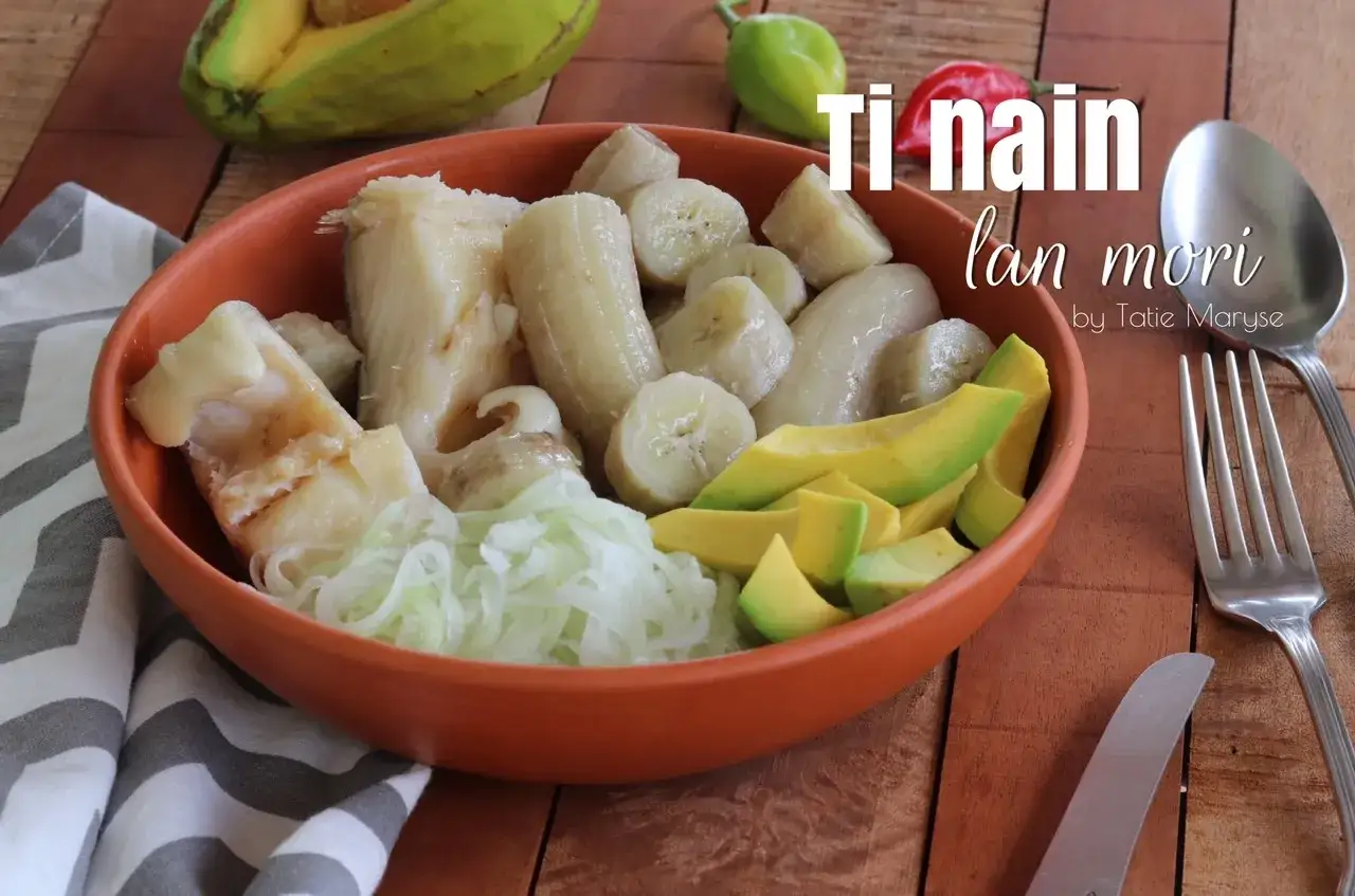 Plat de morue antillaise avec bananes plantains, avocat et oignons. Une recette savoureuse de Tatie Maryse.