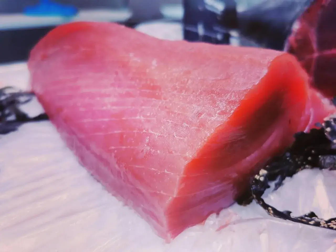 Un beau morceau de thon poisson, d'un rose vif, pr&ecirc;t &agrave; &ecirc;tre d&eacute;gust&eacute;.