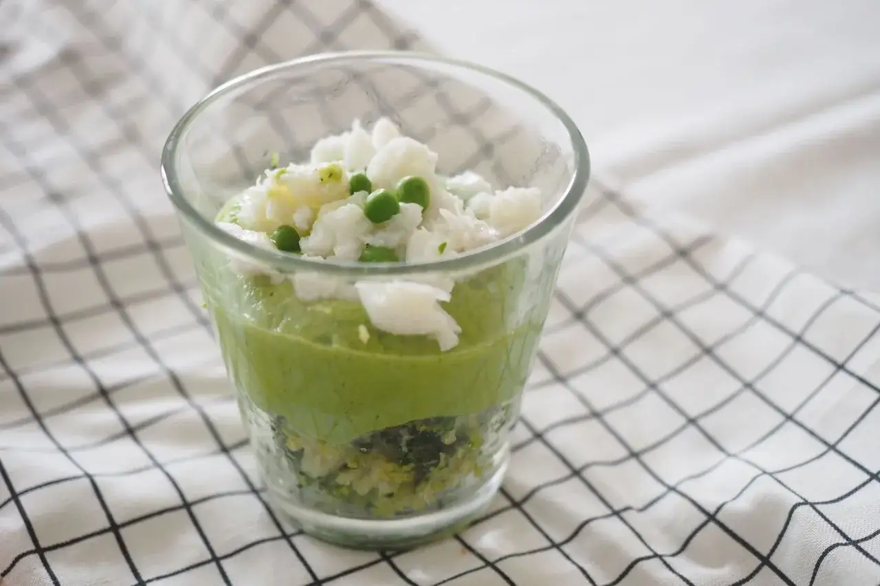 Verre de pur&eacute;e verte avec du cabillaud effiloch&eacute; et des petits pois. Une recette cabillaud enfant facile et color&eacute;e.