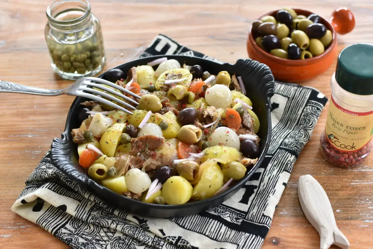 Salade de pommes de terre et harengs, garnie d'olives, de c&acirc;pres et d'oignons rouges. Un d&eacute;lice pour les papilles !