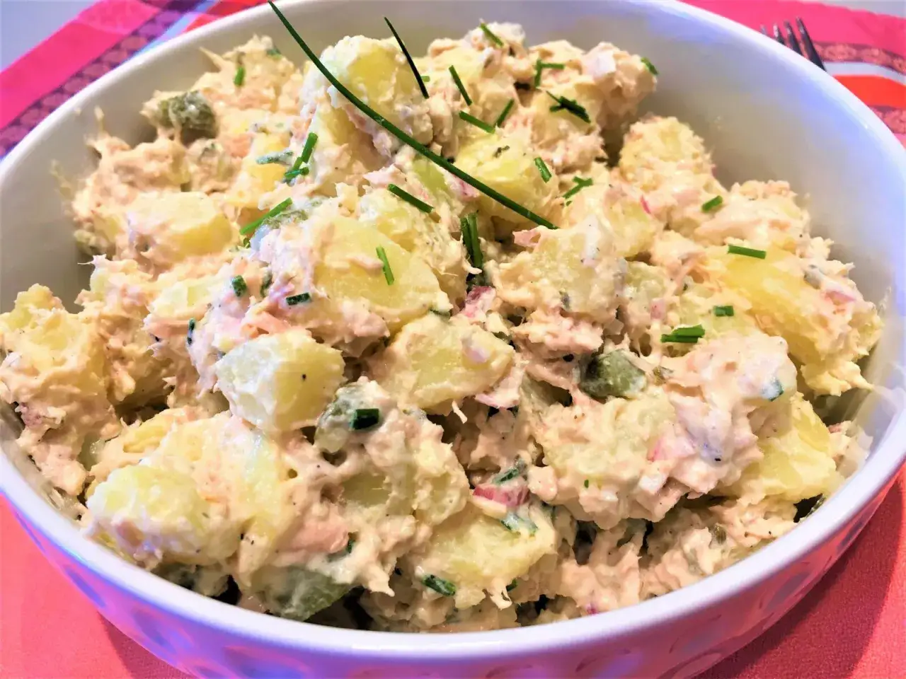 Salade de pommes de terre et thon cr&eacute;meuse, garnie de ciboulette fra&icirc;che. Un classique savoureux et r&eacute;confortant.