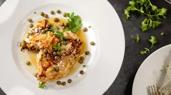 Délicieuse aile de raie poêlée au beurre, nappée d'une sauce légère et parsemée de câpres et de persil frais. Un plat savoureux.