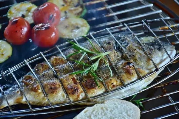 Dorade grillée avec tomates et courgettes, un délice pour le temps de cuisson barbecue.
