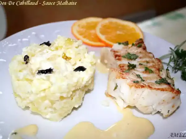 Dos de cabillaud poêlé, purée de pommes de terre aux olives, garni de sauce maltaise et de rondelles d'orange.