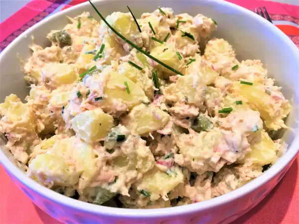 Salade de pommes de terre et thon crémeuse, garnie de ciboulette fraîche. Un délice pour un repas léger.