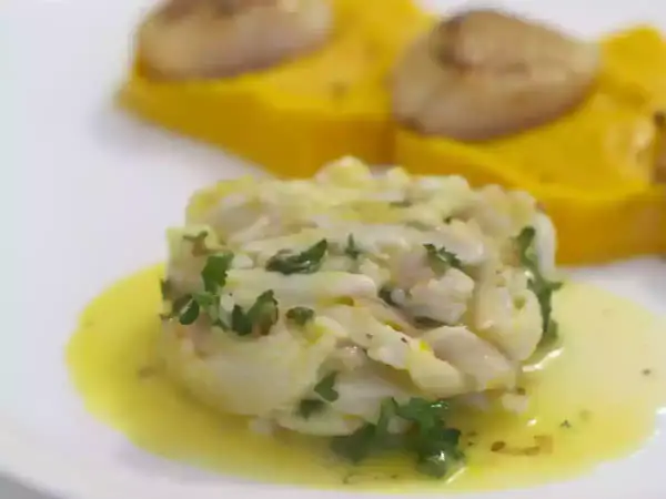 Délicieuse recette saint jacques butternut : tartare de poisson frais, purée de courge et noix de Saint-Jacques poêlées.