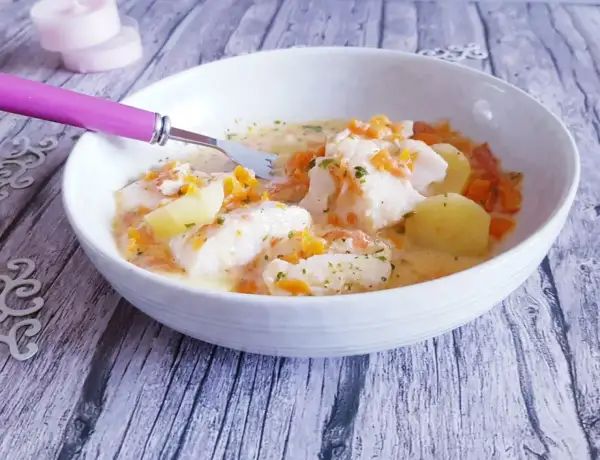 Délicieuse marmite du pêcheur avec poisson blanc, pommes de terre et carottes dans une sauce crémeuse. Un plat réconfortant.