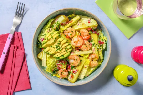 Salade colorée avec crevettes, avocat, pommes de terre et radis. Une recette fraîche et légère.