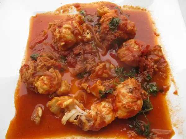 Homard à l'américaine facile, des morceaux de homard tendres dans une sauce tomate savoureuse, parfaits pour un repas rapide.
