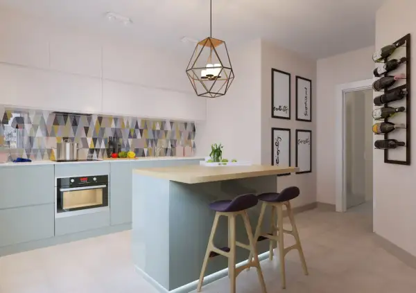Cuisine moderne avec îlot central, tabourets et un bar à poisson mural.
